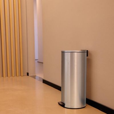 Lixeira com Pedal Tramontina Loop 30L Inox Acabamento Polido e Balde Interno Escritório Recepção