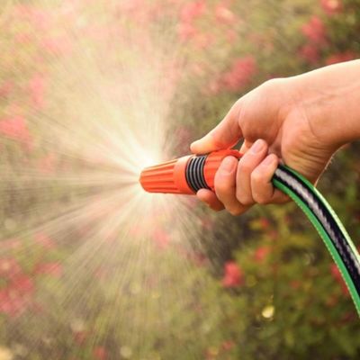 Mangueira de Jardim Flex Tramontina PVC 10m Reforçada Verde Faixa Preta Engate Rosqueado e Esguicho