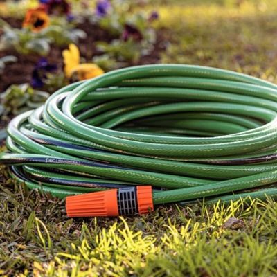 Mangueira de Jardim Flex Tramontina PVC 10m Reforçada Verde Faixa Preta Engate Rosqueado e Esguicho