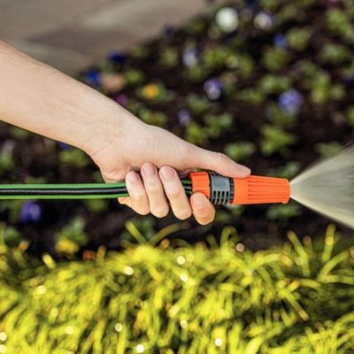 Mangueira de Jardim Flex Tramontina PVC 10m Reforçada Verde Faixa Preta Engate Rosqueado e Esguicho