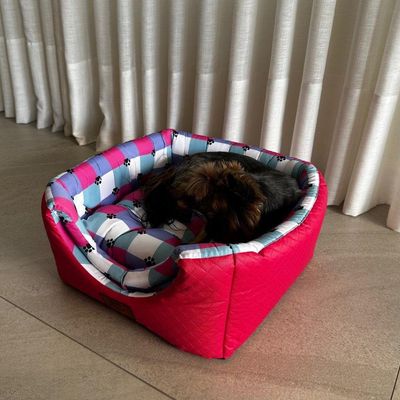 Cama Para Cachorro Toca Quadrada Em Corino + Poliéster Rosa E Lilás Média (m) 40 X 40 X 40 Cm