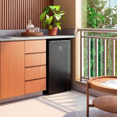 Frigobar Electrolux 90 Litros Efficient com Controle de Temperatura Preto EM90B Preto / 220V