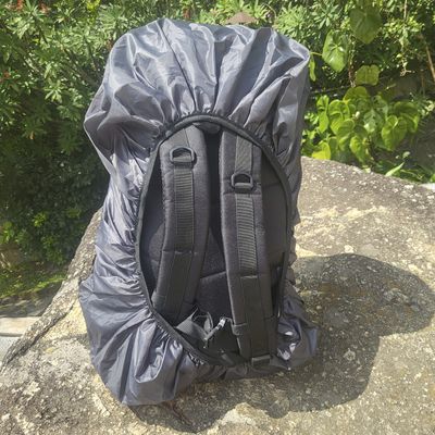 Capa Protetora Para Mochilas De Trekking dos 55 aos 75L cinza