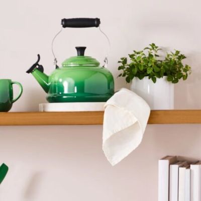 CHALEIRA LE CREUSET TRADICIONAL COM APITO EM AÇO ESMALTADO 1,6L VERDE BAMBU 40104024080000