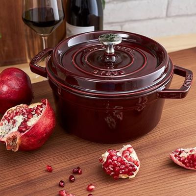 CAÇAROLA STAUB REDONDA EM FERRO FUNDIDO VERMELHO 26CM 405093590