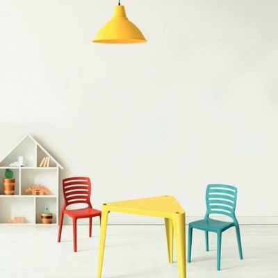 Mesa Plástica Triangular Infantil Amarela 64x59cm Tramontina Sofia Brincar Estudar