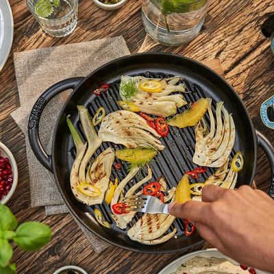 GRELHA STAUB REDONDA COM ALÇA EM FERRO FUNDIDO PRETO 26CM 405093770