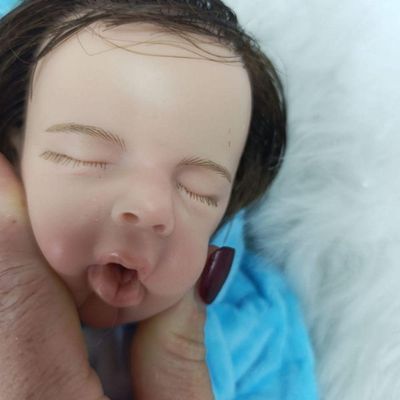 Bebe Reborn Menina Silicone Sólido Molinho Cabelo Implantado Fio A Fio Realista