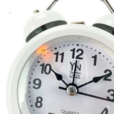 Relógio Despertador Retrô Branco em Metal com Alarme Mecânico Sino Duplo e Luz LED a Pilha AA
