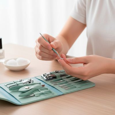 Kit Manicure e Pedicure 16 Peças Portátil – Estojo Slim em Couro PU para Unhas, Cutículas e Cuidados Pessoais