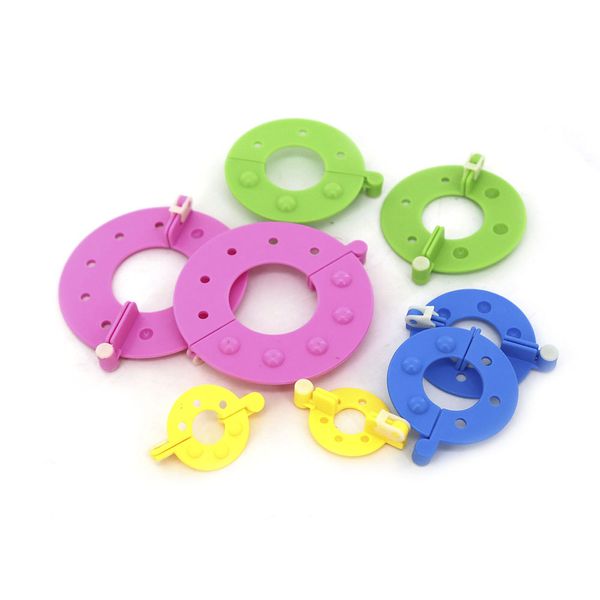 Kit Faz Pompom com 4 Tamanhos 3.5/ 5.5/7/9cm Contém 8 Peças Colorido Kit Faz Pompom com 4 Tamanhos 3.5/ 5.5/7/9cm Contém 8 Peças Colorido
