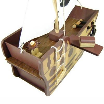 Navio Pirata em Madeira com Bonecos e Acessórios - Marrom - 100% Artesanal