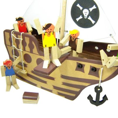 Navio Pirata em Madeira com Bonecos e Acessórios - Marrom - 100% Artesanal