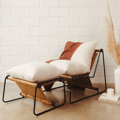 Kit Poltrona Com Puff Turim Base Aço Preto Recouro Camel Linho Off White - Nexta Casa