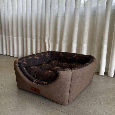 Cama Para Cachorro Toca Quadrada Em Corino + Poliéster Marrom Claro Lv Grande (gg) 55 X 55 X 55 Cm