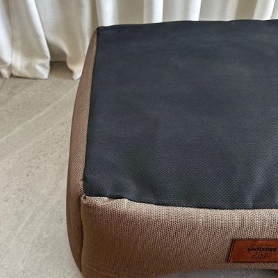 Cama Para Cachorro Toca Quadrada Em Corino + Poliéster Marrom Claro Lv Grande (gg) 55 X 55 X 55 Cm