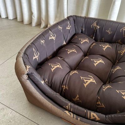Cama Para Cachorro Toca Quadrada Em Corino + Poliéster Marrom Claro Lv Grande (gg) 55 X 55 X 55 Cm