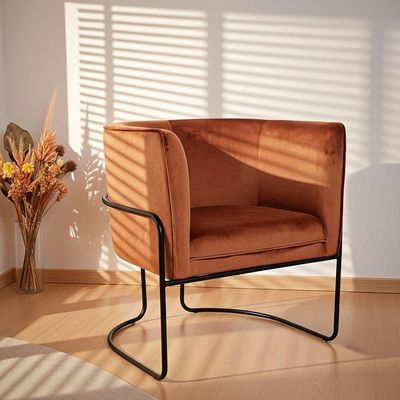 Poltrona Para Sala Betina Base Preto Veludo Camel - Nexta Casa