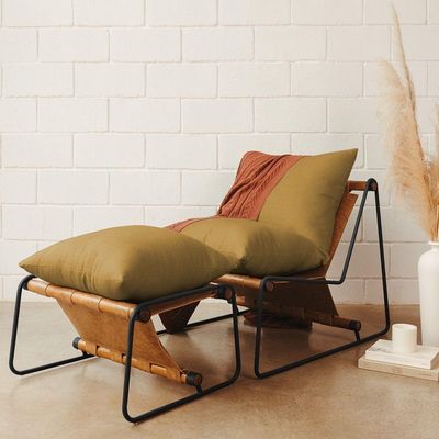 Kit Poltrona Com Puff Turim Base Aço Preto Recouro Camel Poliéster Mostarda - Nexta Casa