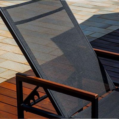 Espreguiçadeira Piscina Amélia Tela Sling Braços De Madeira Preto