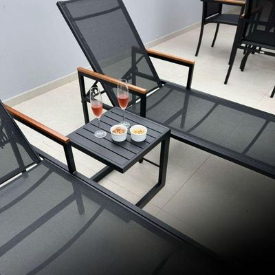 Espreguiçadeira Piscina Amélia Tela Sling Braços De Madeira Preto