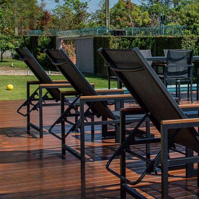 Espreguiçadeira Piscina Amélia Tela Sling Braços De Madeira Preto