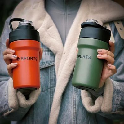 Garrafa Térmica Copo Inox 500ml Canudo Alça Esporte Academia | Sua Bebida na Temperatura Ideal - Bege