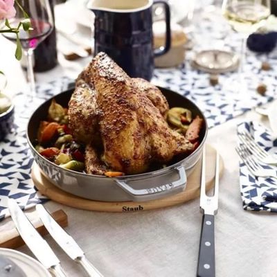 FRIGIDEIRA STAUB REDONDA COM DUAS ALÇAS EM FERRO FUNDIDO CINZA GRAFITE 26CM 405117260