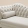 Divã Recamier Lavínia Clássico 120cm Capitonê Com Pés De Madeira Veludo Bege Claro - Desk Design