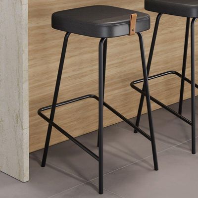 Banqueta Média Para Cozinha Vik Estofada Couríssimo Preto - Desk Design