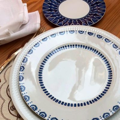 Prato Raso em Porcelana Vista Alegre Azure Lux 26,5cm: A Elegância Clássica do Azul e Branco em sua Mesa
