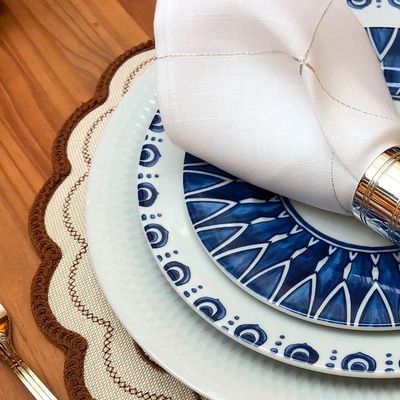 Prato Raso em Porcelana Vista Alegre Azure Lux 26,5cm: A Elegância Clássica do Azul e Branco em sua Mesa