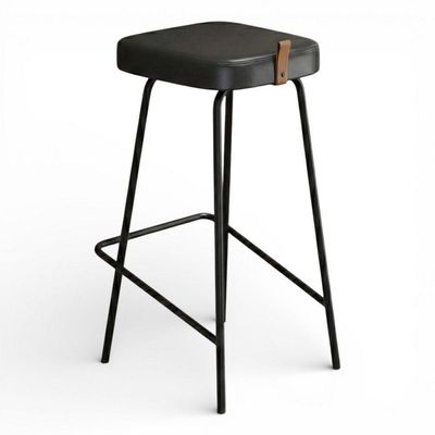 Banqueta Alta Cozinha E área Gourmet Vik Estofada Couríssimo Preto - Desk Design