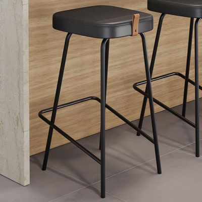Banqueta Alta Cozinha E área Gourmet Vik Estofada Couríssimo Preto - Desk Design