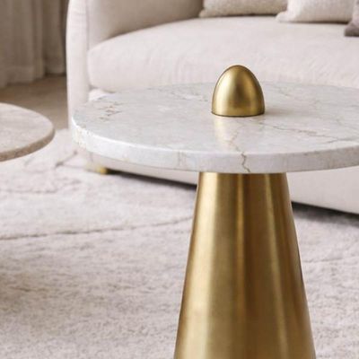 Mesa De Apoio Cone Duna 61cm Tampo 50cm Base Dourada E Tampo Marmore Travertino