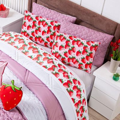Kit Edredom Casal Padrão Morangos Rosê Com Almofadas Estampadas 07 Peças - Dupla Face Percal 300 Fios