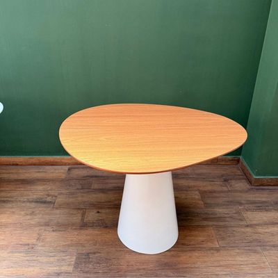 Mesa De Jantar Cone Redonda Orgânica Sol 140x130cm Madeira E Laca