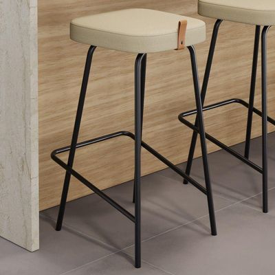 Banqueta Média Para Cozinha Vik Estofada Linho Bege - Desk Design