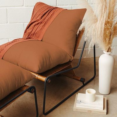 Poltrona Decorativa Turim Base Aço Preto Recouro Camel Poliéster Terracota - Nexta Casa