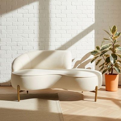 Sofá Curvo 2 Lugares 150cm Braço Dir. Thommy Pés Ouro Bouclé Off White - Nexta Casa
