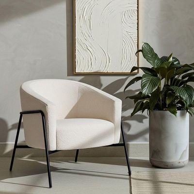 Poltrona Decorativa Maitê Base Aço Preto Bouclé Off White - Nexta Casa Cor Off White