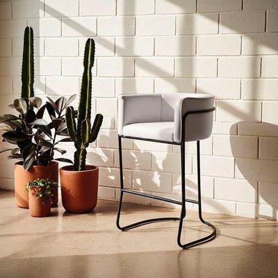 Banqueta Alta Com Encosto Betina Base Preto Linho Gelo - Nexta Casa
