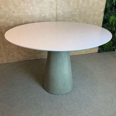 Mesa de Jantar Mesa de Jantar Cone Cimento Queimado 130 cm Tampo Laca Branca 6 Lugares Redonda MDF
