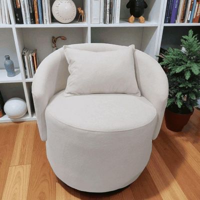 Poltrona Bella Decorativa para Sala e Recepção em Bouclé com Almofada Off White