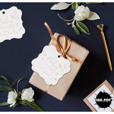"Tags Pendentes Metalizadas ""Baby It's Cold Outside"" Para Lembrancinha de Chá de Bebê Formato Bracket - Inkdotpot" 50 Etiquetas Metalizadas / Branco - Ouro Rosé