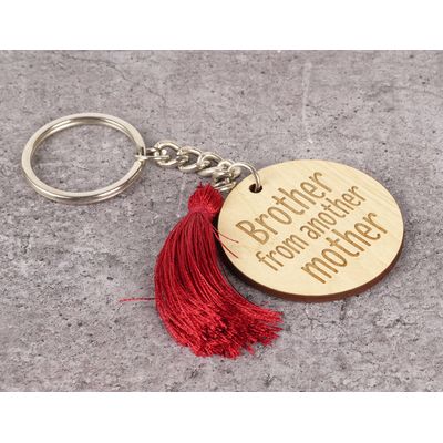 "Chaveiro Engraçado Gravado em Madeira ""Irmão de Outra Mãe"" - Inkdotpot" 10,41 Cm / Marrom