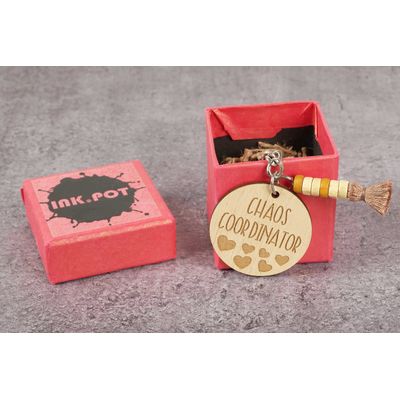 Chaveiro Engraçado Gravado em Madeira Coordenador do Caos - Presente para Mãe/Professor(a) - Inkdotpot 9,4 Cm / Marrom