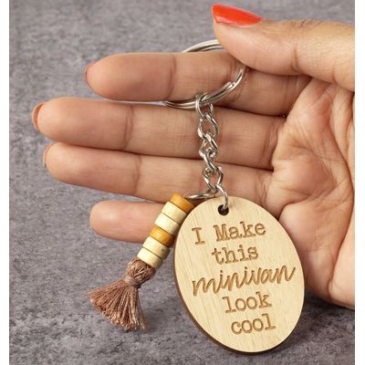 Chaveiro Engraçado Gravado em Madeira 'I Make This Minivan Look Cool' para Mãe - Inkdotpot 10,92 Cm / Marrom
