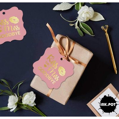 "Tags de Papel para Pendurar em Formato Bracket com Acabamento Foil ""Kiss The Miss Goodbye"" Lembrancinhas de Chá de Panela - Inkdotpot" 100 Etiquetas Metalizadas / Rosa - Dourado
