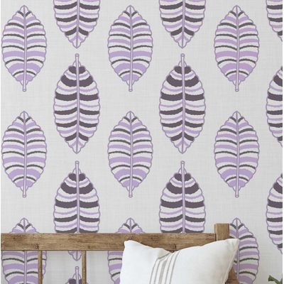 Papel de Parede Vinílico Autoadesivo Folhas Listradas Chic Impermeável Roxo, Removível p/ Quartos, Salas, Locação e Armários - S4Sassy 63,5 cm (L) × 914,4 cm (C) / Roxo - Vinil Texturizado